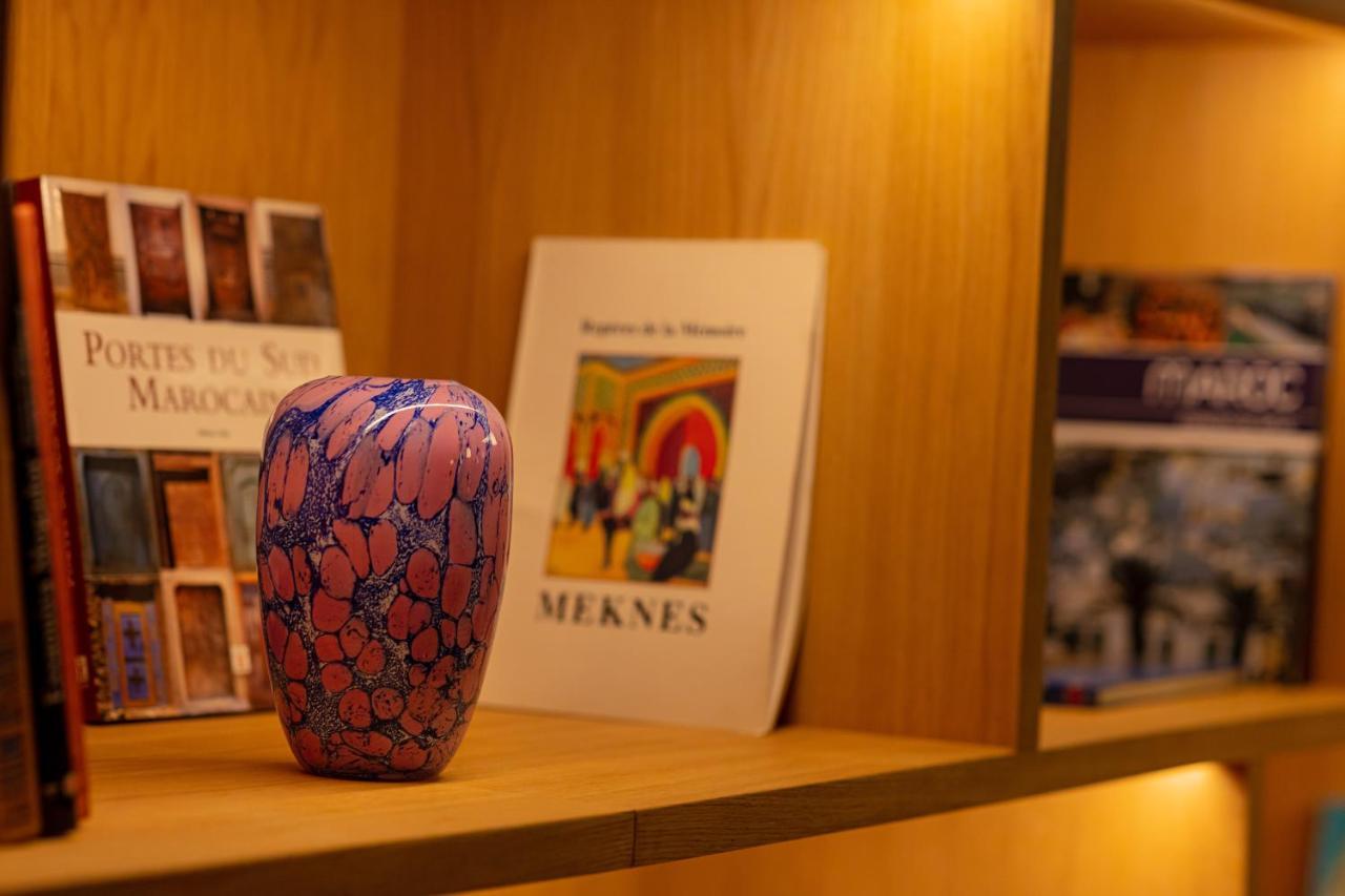 Hotel Jadali & Spa Marrakesh Luaran gambar A book by Roger Raveel in the library of the University of Ghent
