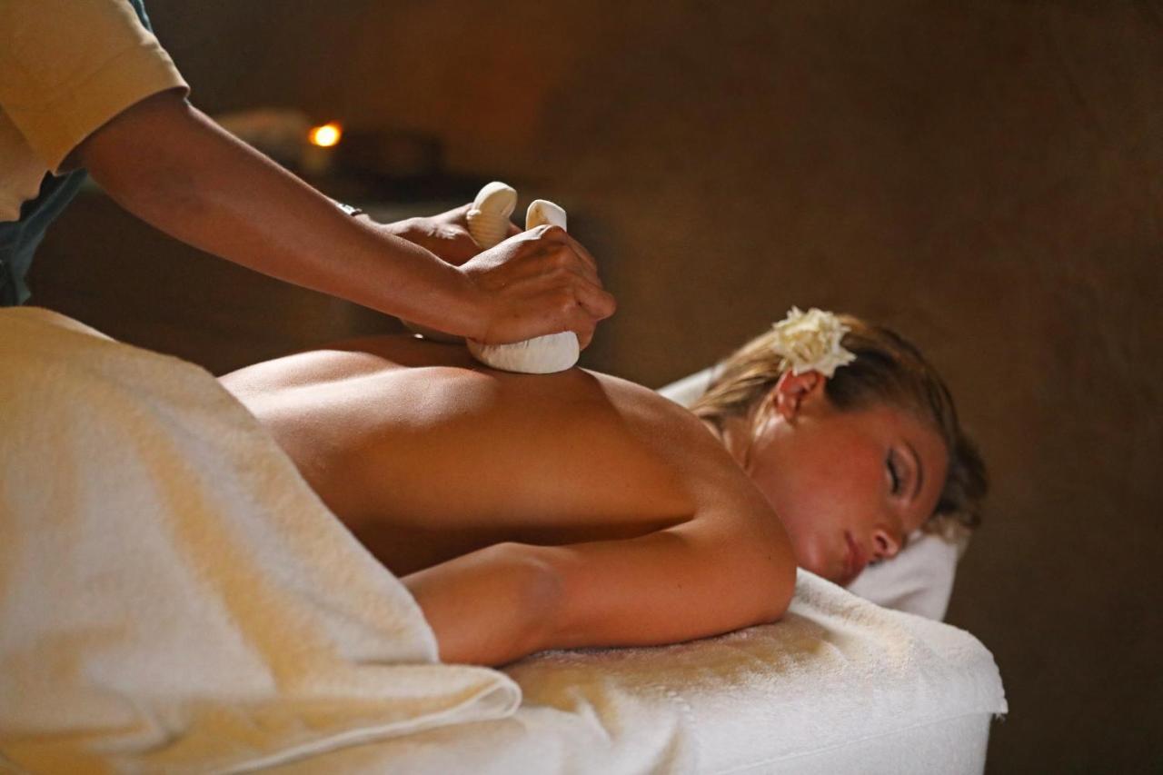 Hotel Jadali & Spa Marrakesh Luaran gambar A woman receiving a massage with hot stones